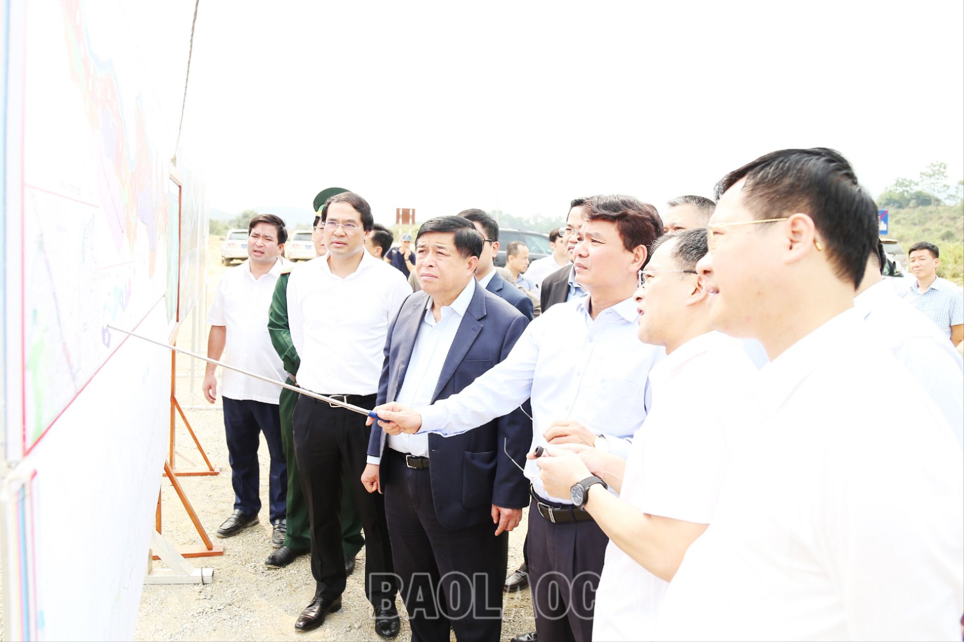 Bộ trưởng Bộ Kế hoạch và Đầu tư Nguyễn Chí Dũng nghe Bí thư Tỉnh ủy Đặng Xuân Phong giới thiệu về quy hoạch chung xây dựng khu kinh tế cửa khẩu và mạng lưới giao thông kết nối của tỉnh Lào Cai. GT10.jpg