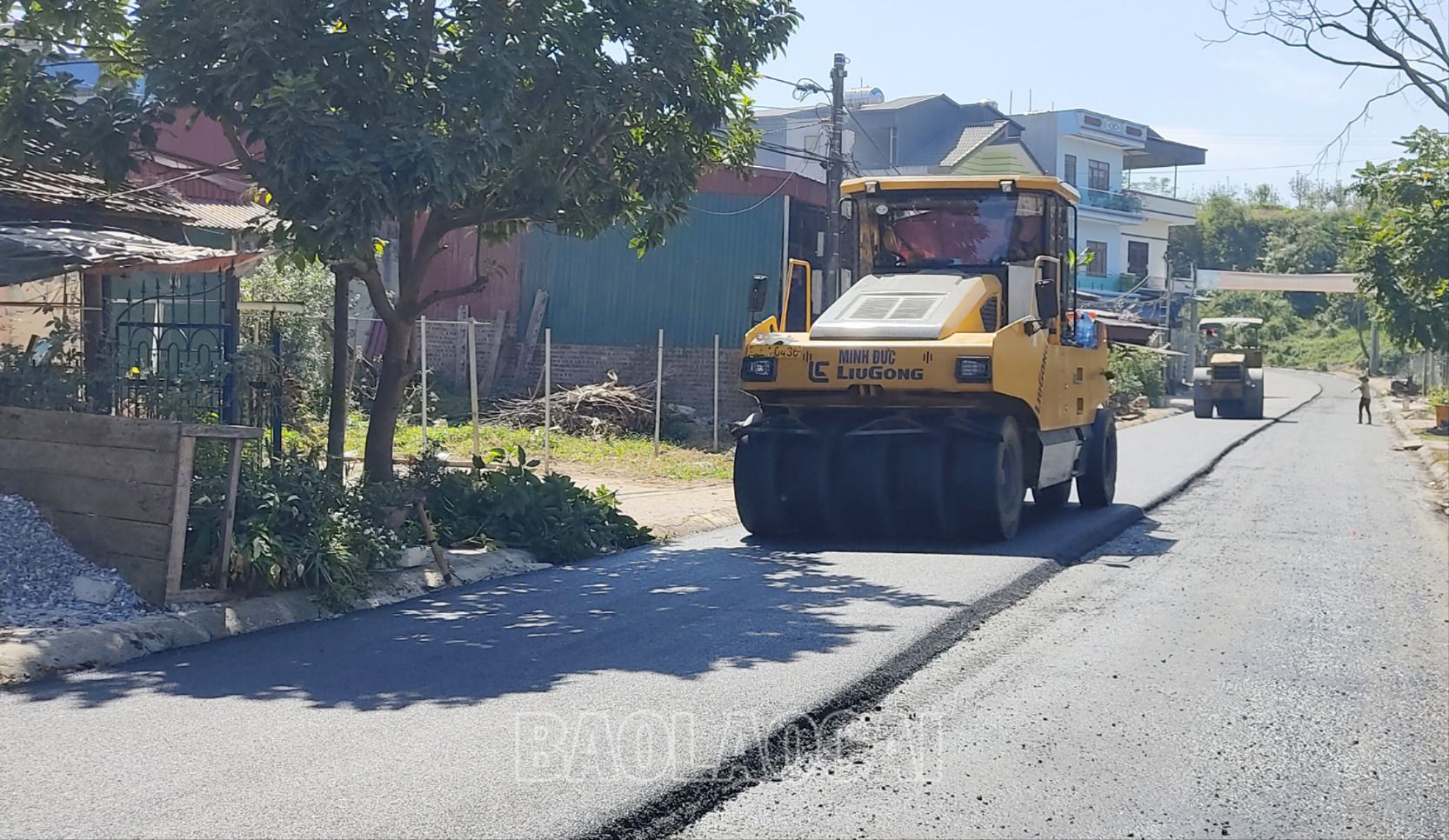 Rải thảm mặt đường bê tông nhựa ở huyện Bắc Hà. GT2.jpg