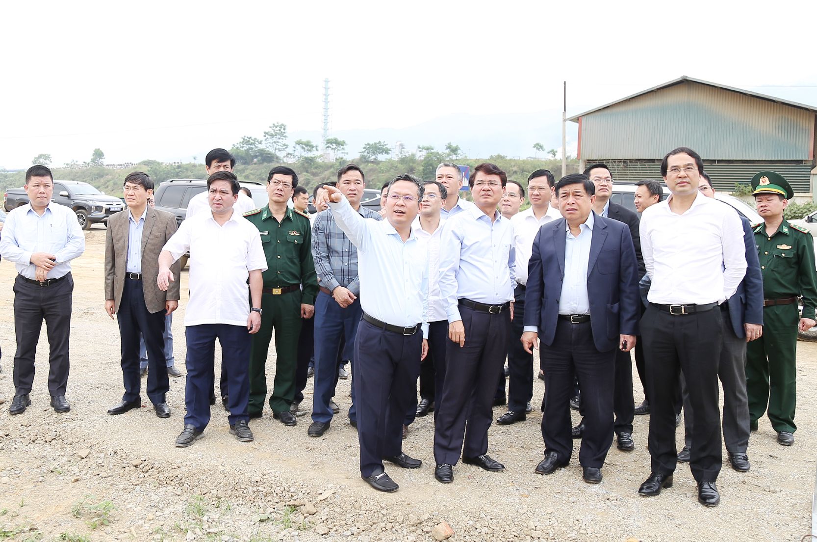 Giám đốc Sở Giao thông vận tải - Xây dựng Nguyễn Quốc Huy giới thiệu với Bộ trưởng Bộ Kế hoạch và Đầu tư Nguyễn Chí Dũng, lãnh đạo tỉnh về khu vực xây dựng cầu biên giới qua sông Hồng tại xã Bản Vược GT5.jpg