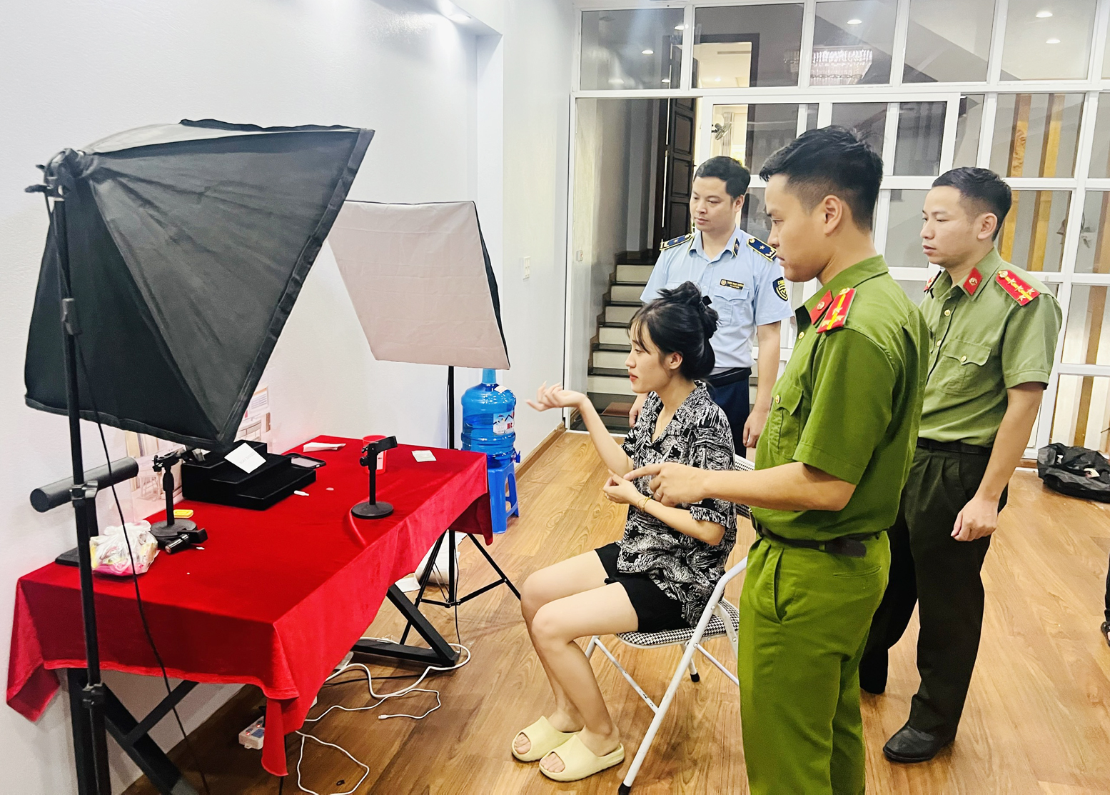 Lực lượng chức năng kiểm tra hoạt động thương mại đối với hộ kinh doanh Lồ Dìn Tỷ. TM3.jpg