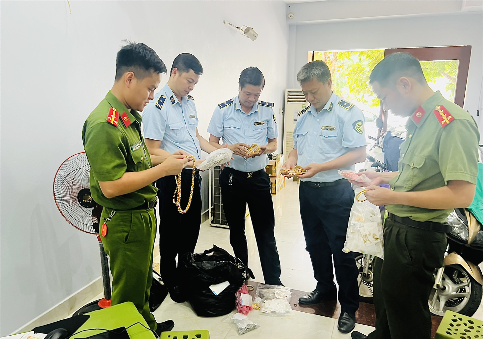 Kiểm tra tang vật từ các vụ việc vi phạm hoạt động thương mại. TM4.jpg