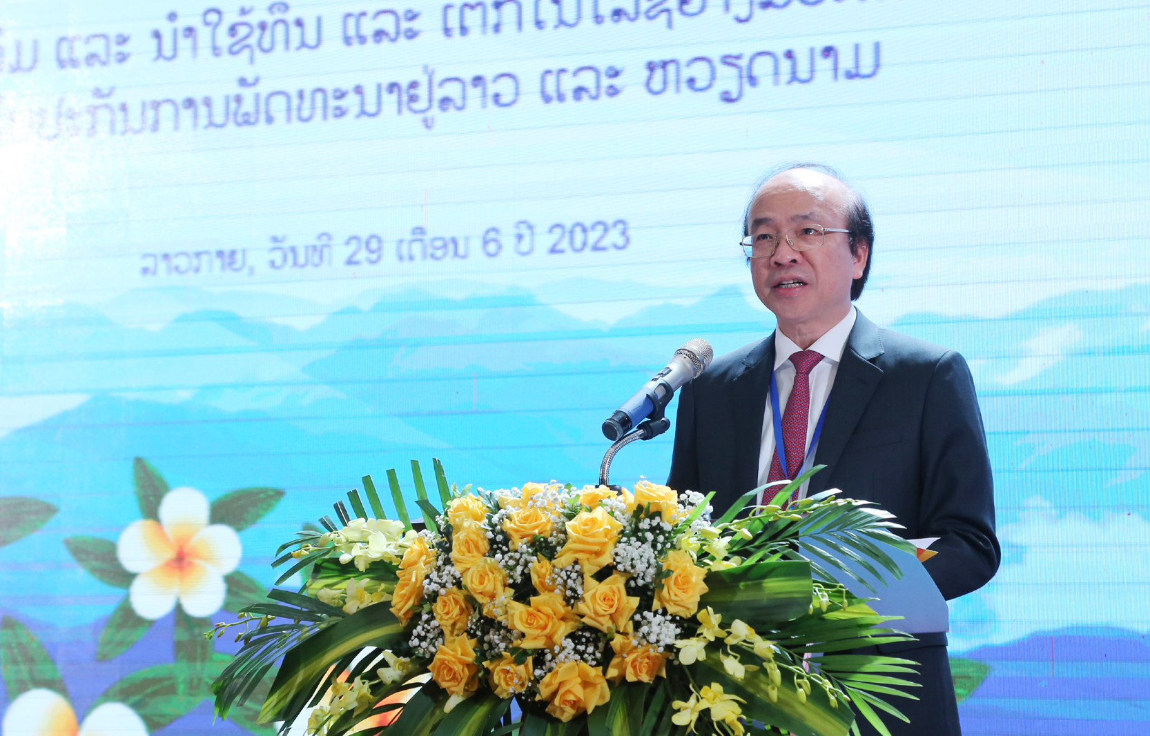 Tiến sỹ Phan Chí Hiếu, Chủ tịch Viện Hàn lâm Khoa học xã hội Việt Nam phát biểu tại hội thảo. HT11.jpg