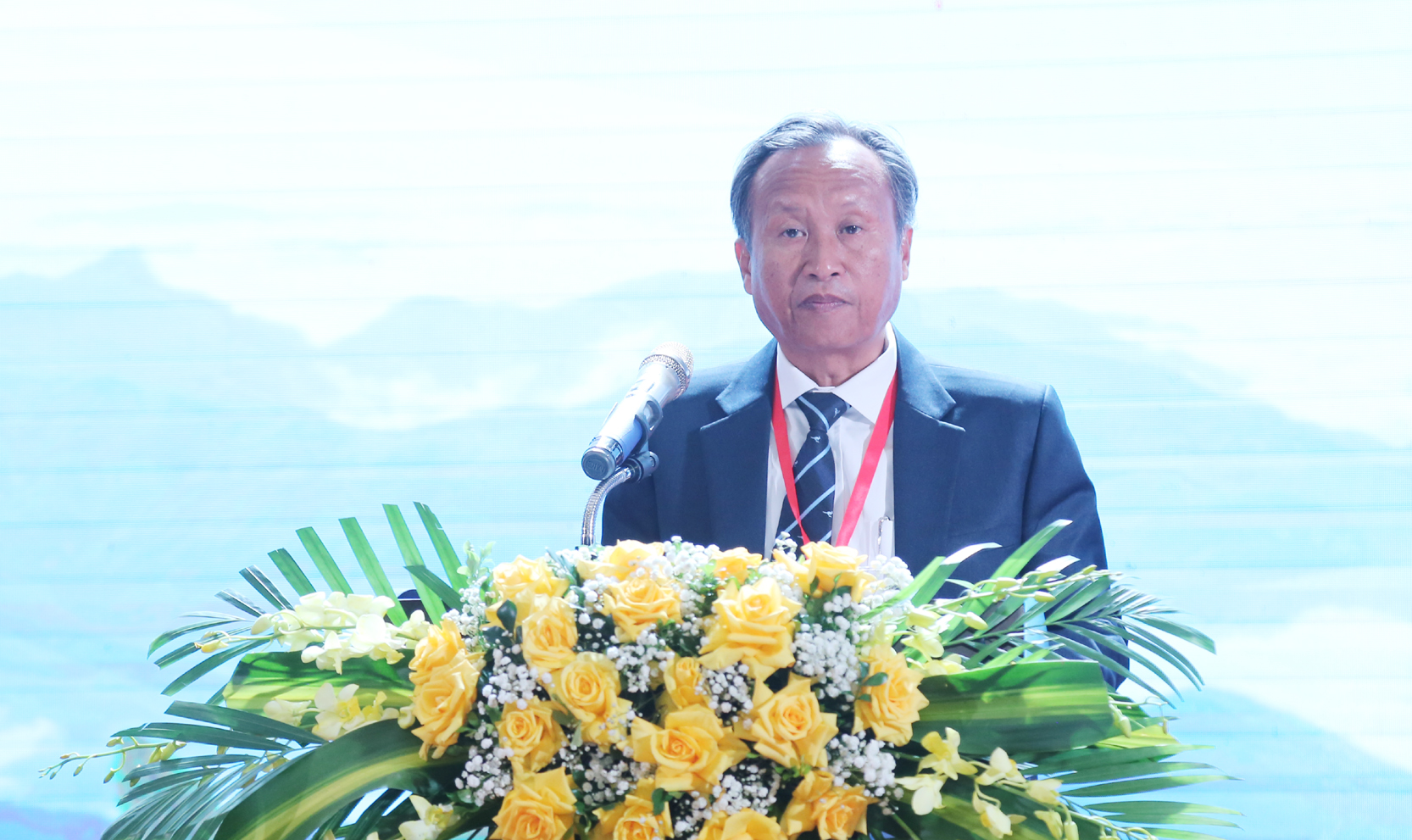 Phó Giáo sư Phouvong Ounkhamsane, Giám đốc Học viện Chính trị và Hành chính quốc gia Lào phát biểu tại hội thảo. HT7.jpg