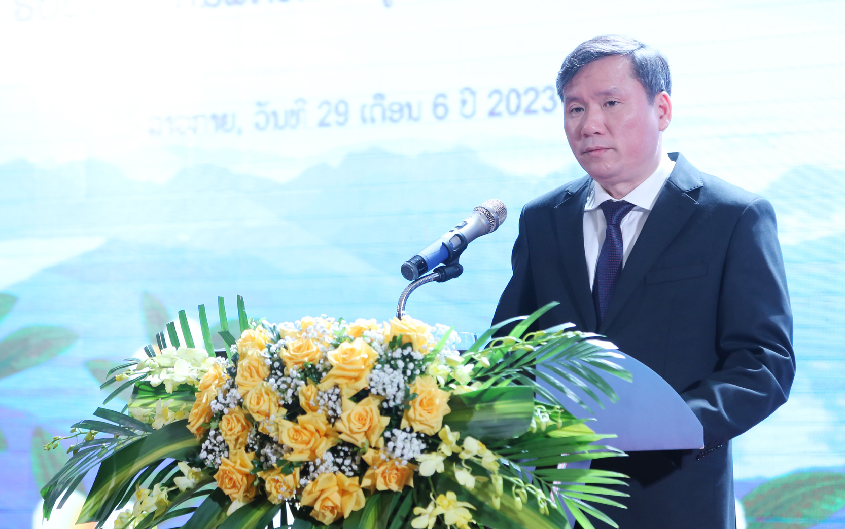 Giáo sư, Tiến sỹ Lê Văn Lợi, Phó Giám đốc Học viện Chính trị quốc gia Hồ Chí Minh phát biểu tại hội thảo. HT8.jpg