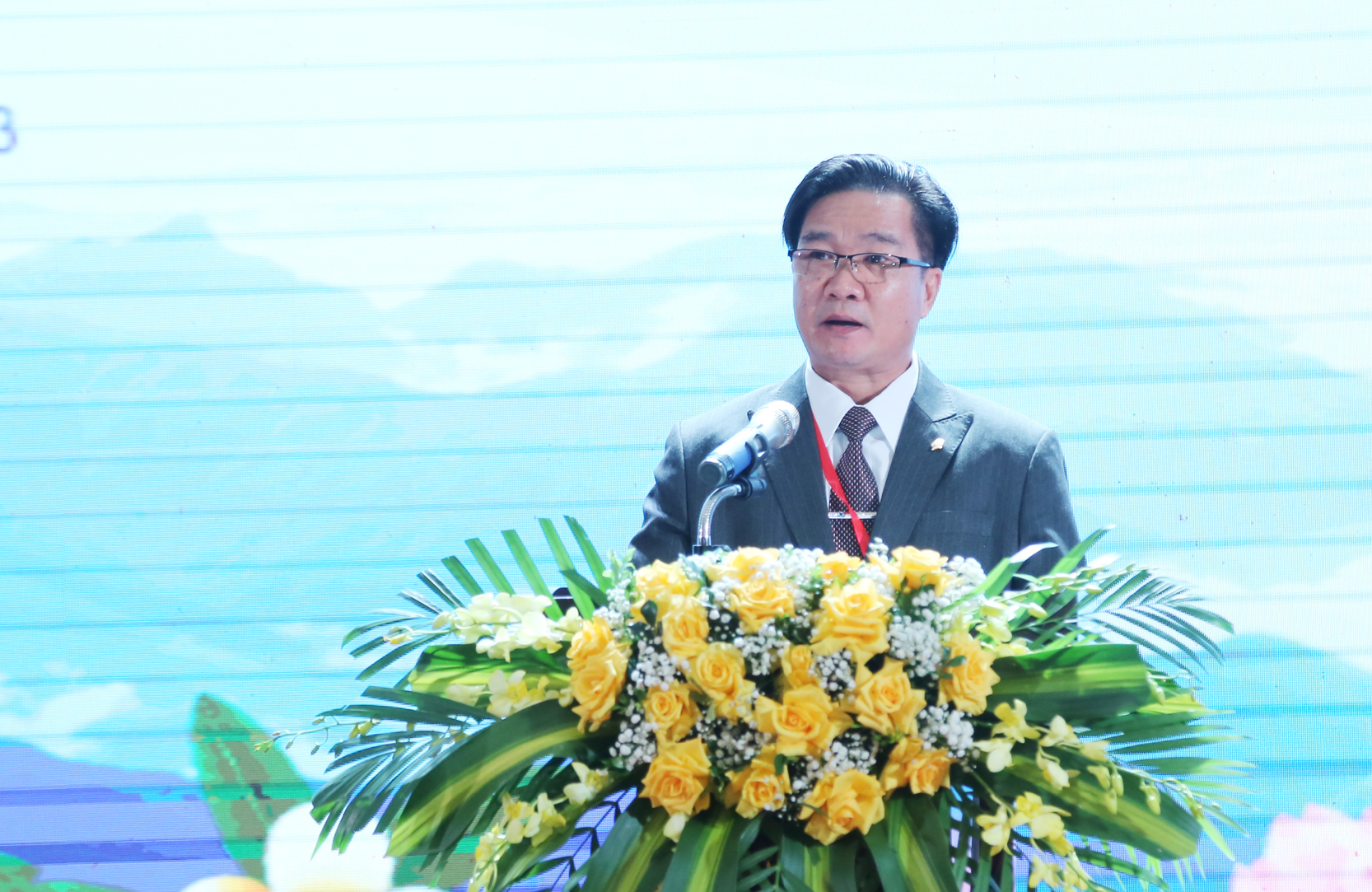 Tiến sĩ Sonethanou Thammavong, Chủ tịch Viện Khoa học Kinh tế và Xã hội quốc gia Lào phát biểu tại hội thảo. HT4.jpg