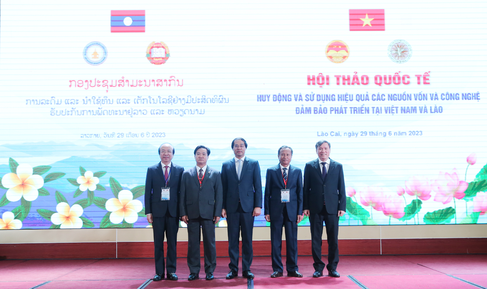 Chủ tịch UBND tỉnh Lào Cai Trịnh Xuân Trường chụp ảnh lưu niệm với đại biểu. HT1.jpg