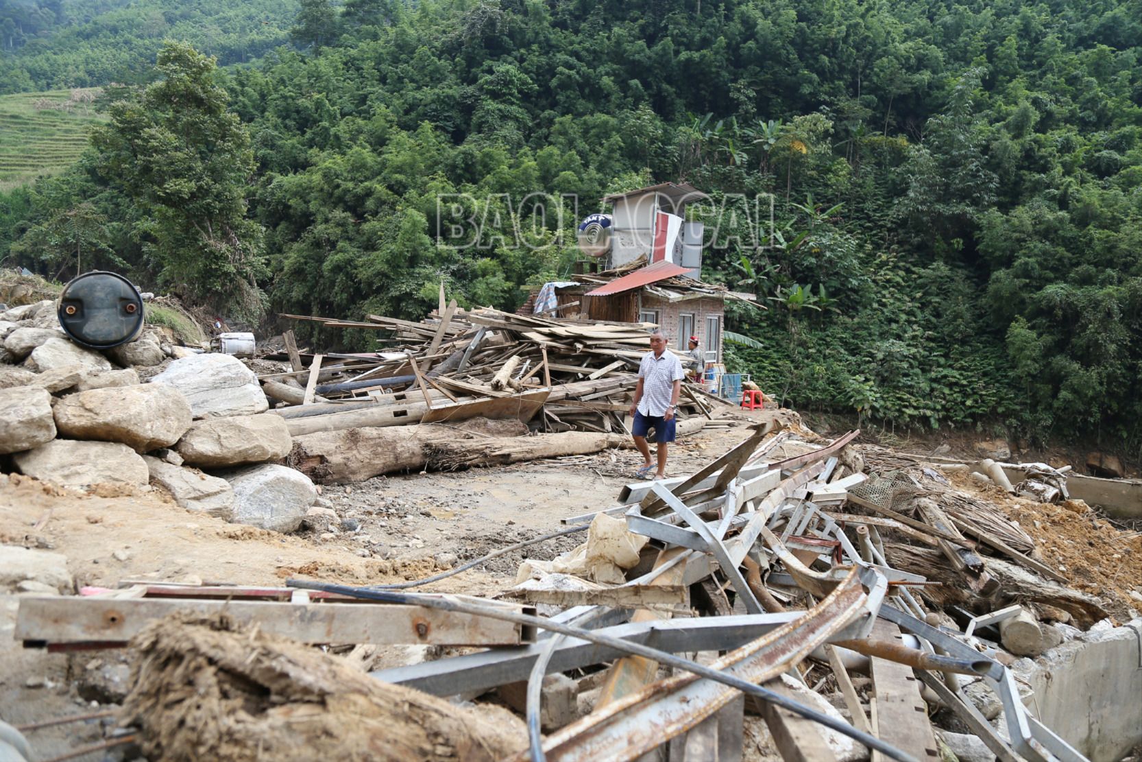 Chủ tịch nước Võ Văn Thưởng thị sát hiện trường tại xã Liên Minh. CT13.jpg