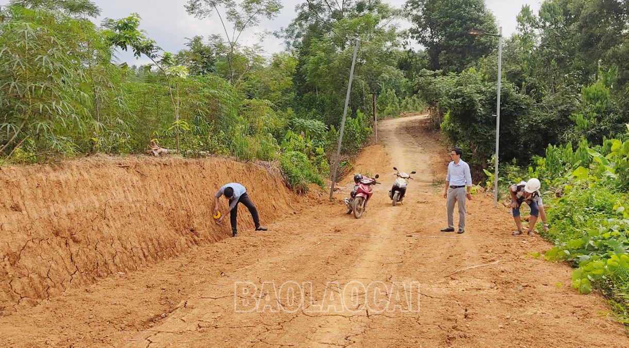 Nhiều tuyến đường liên thôn được mở rộng nền đường. NT2.jpg