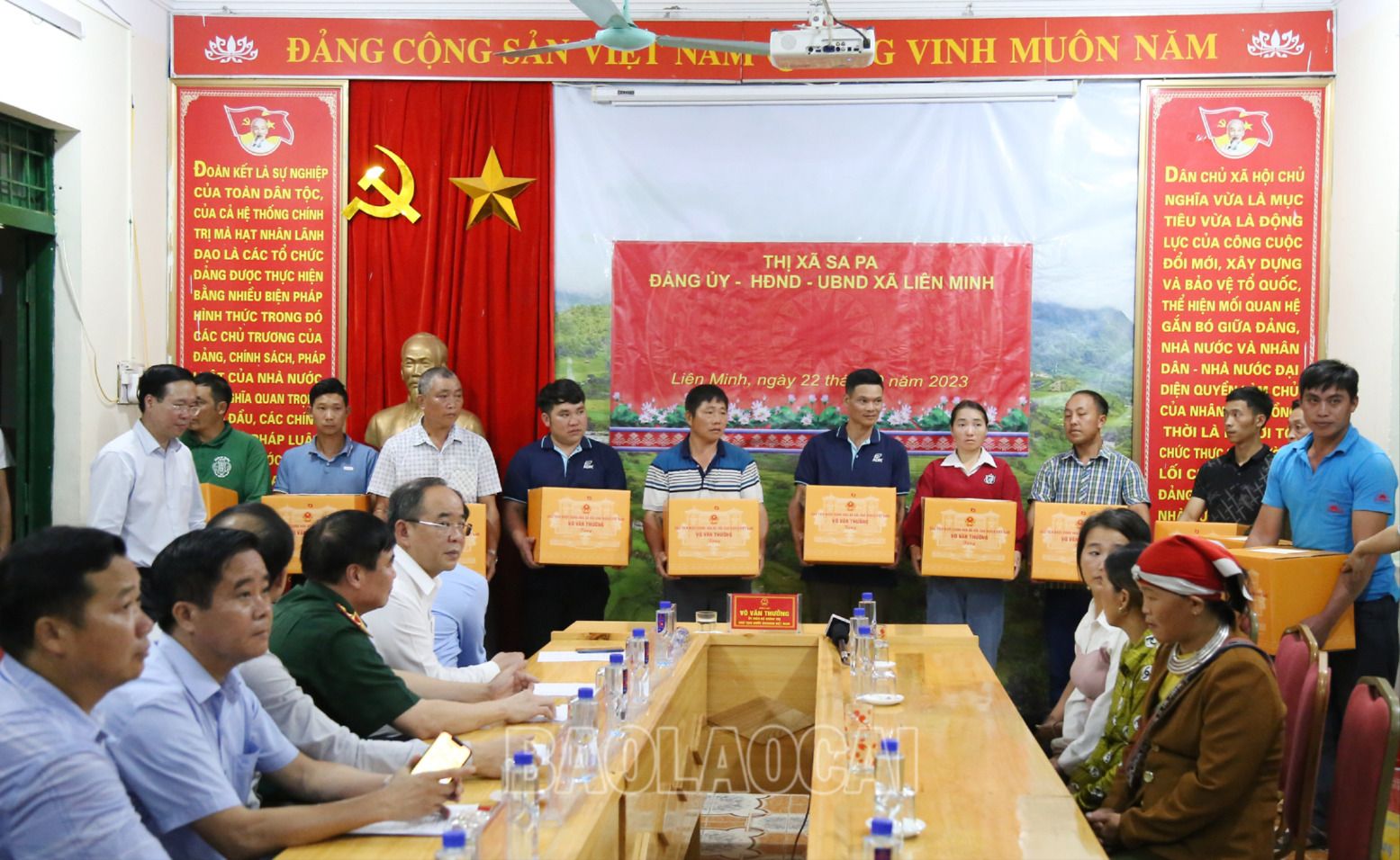 Chủ tịch nước Võ Văn Thưởng tặng quà, động viên bà con bị ảnh hưởng bởi khu vực lũ ống. CT7.jpg