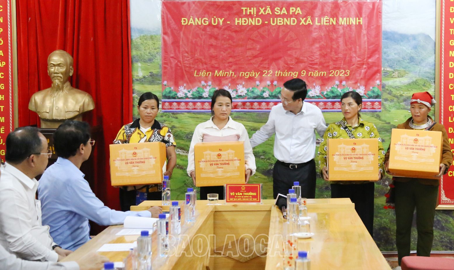 Chủ tịch nước Võ Văn Thưởng tặng quà, động viên bà con bị ảnh hưởng bởi khu vực lũ ống. CT10.jpg