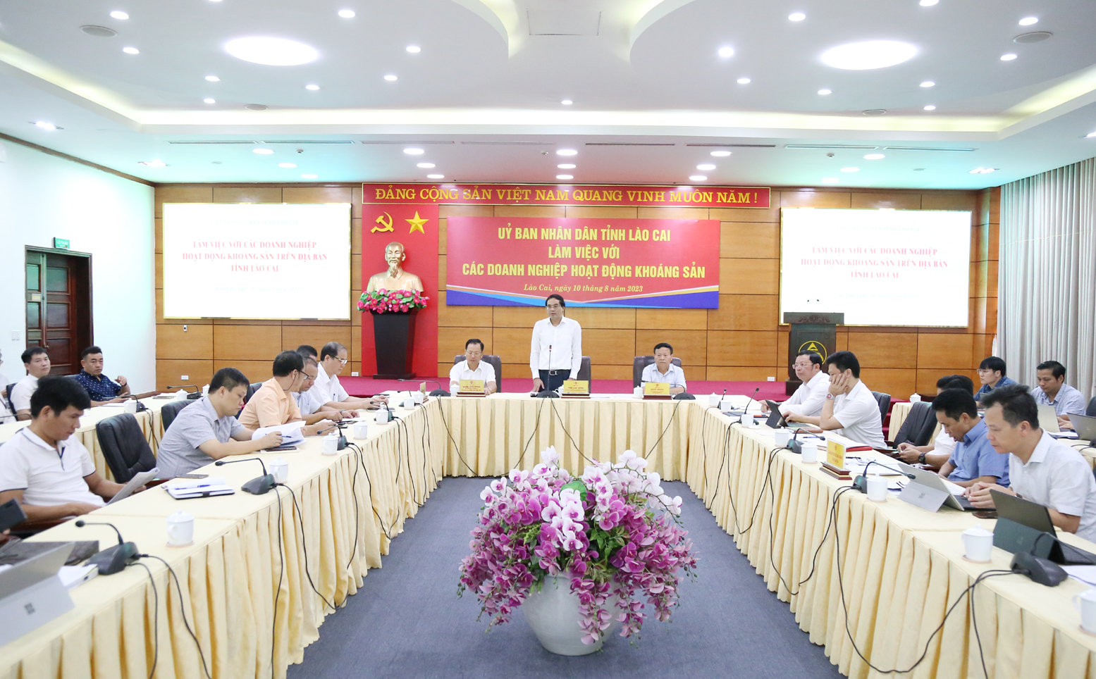 Hằng năm, UBND tỉnh đều tổ chức hội nghị làm việc với các doanh nghiệp hoạt động ở các lĩnh vực, ngành để tiếp nhận kiến nghị, đề xuất và có chỉ đạo kịp thời thúc đẩy phát triển. CT7.jpg
