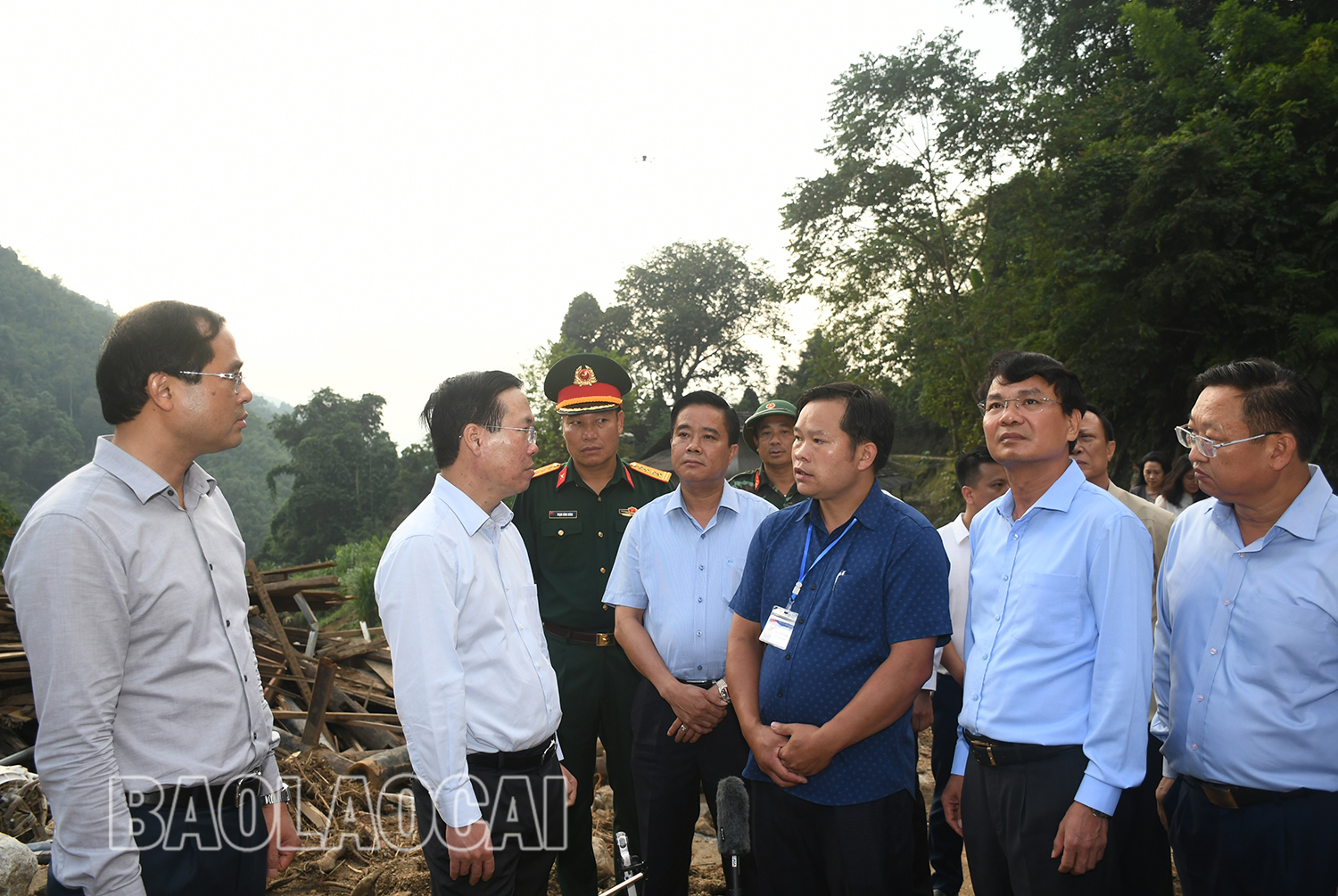 Lãnh đạo xã Liên Minh báo cáo với Chủ tịch nước Võ Văn Thưởng về công tác khắc phục hậu quả của thiên tai. CT16.jpg