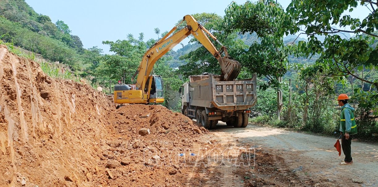 Nhiều tuyến đường giao thông nông thôn ở vùng cao được đầu tư mở rộng nhờ người dân hiến đất. NT1.jpg