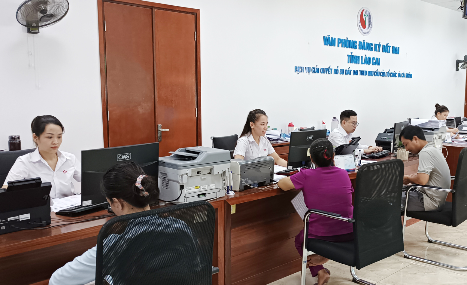 Doanh nghiệp, người dân làm thủ tục tại Trung tâm Phục vụ Hành chính công tỉnh Lào Cai. CT5.jpg