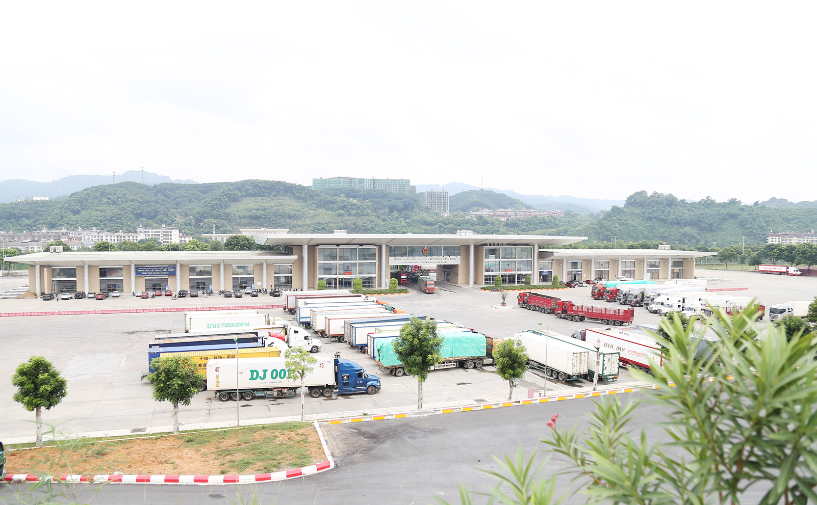 Hoạt động xuất - nhập khẩu hàng hóa tại Cửa khẩu đường bộ Quốc tế số II Kim Thành. CT1.jpg
