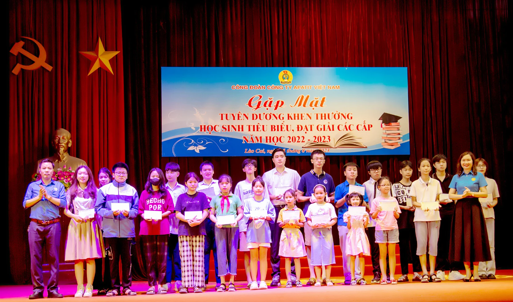 Trao thưởng cho học sinh đạt giải cao trong các kỳ thi.