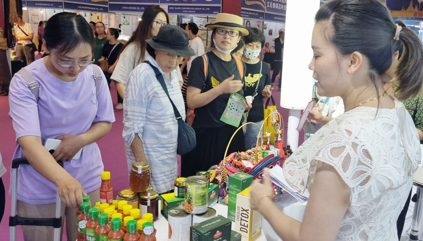 Sản phẩm OCOP của Lào Cai được khách hàng ưa chuộng. T2.jpg