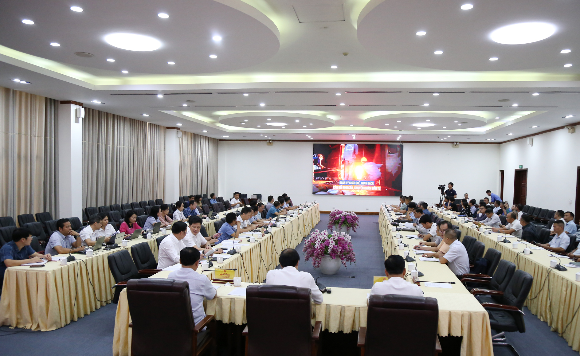 Đại biểu theo dõi phóng sự truyền hình về các mục tiêu của quy hoạch thăm dò, khai thác, chế biến và sử dụng các loại khoáng sản. DN14.jpg
