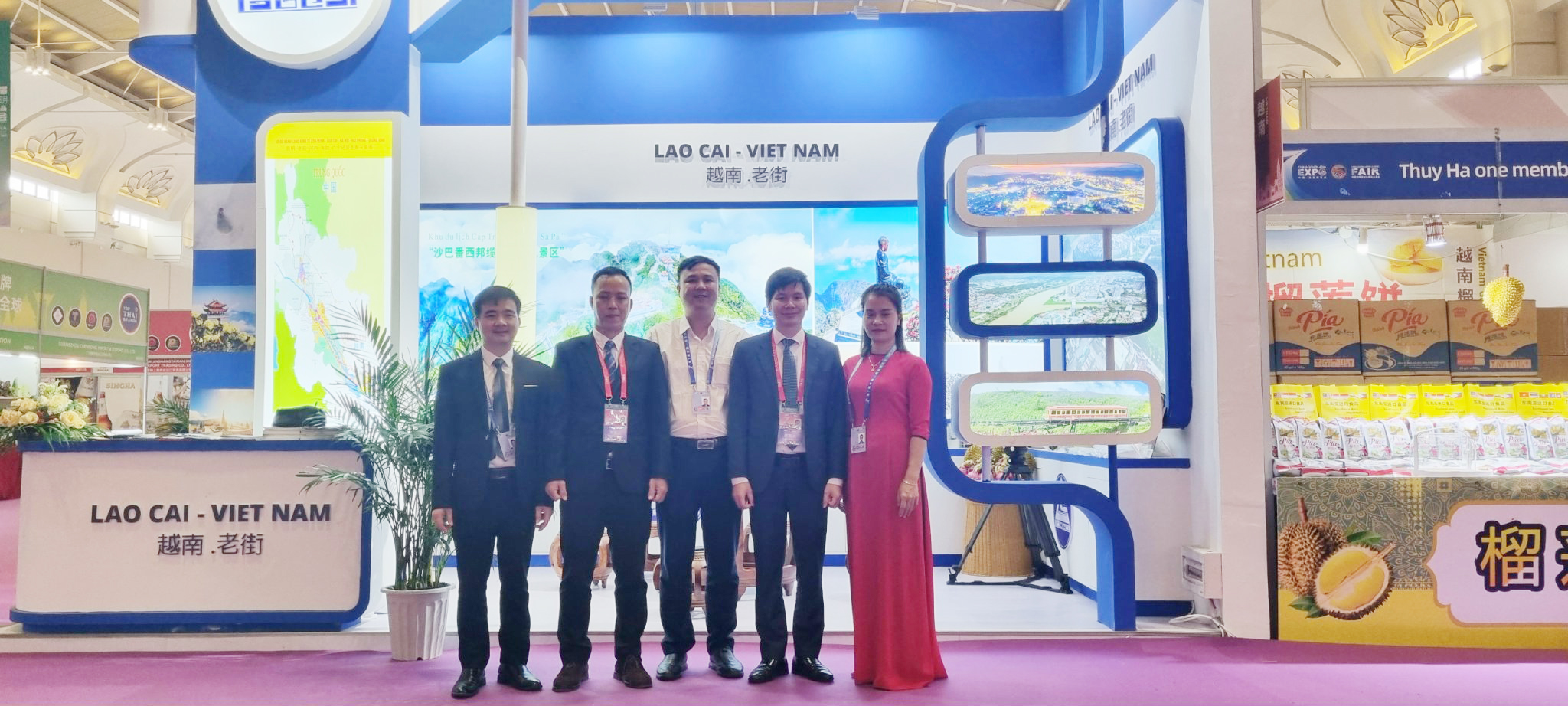 Đoàn cán bộ Sở Công Thương tỉnh Lào Cai tham gia giới thiệu tiềm năng, thế mạnh và các sản phẩm nông nghiệp đặc trưng của Lào Cai tại hội chợ. T.jpg