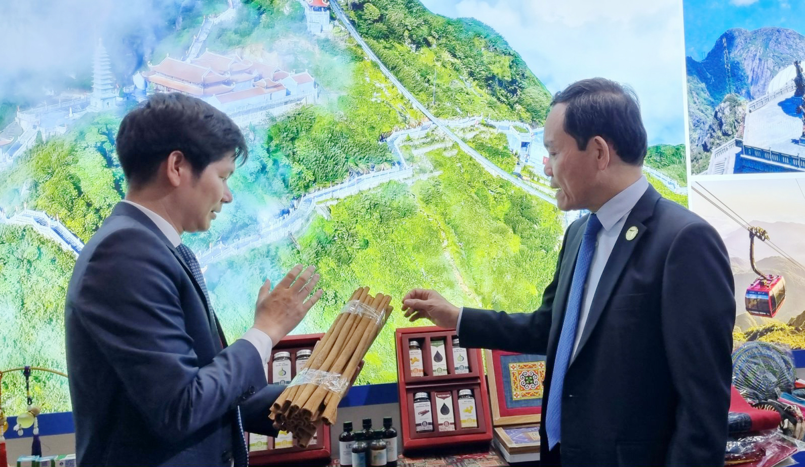 Lãnh đạo Sở Công Thương Lào Cai giới thiệu sản phẩm quế Lào Cai với Phó Thủ tướng Chính phủ Trần Lưu Quang. T2.jpg