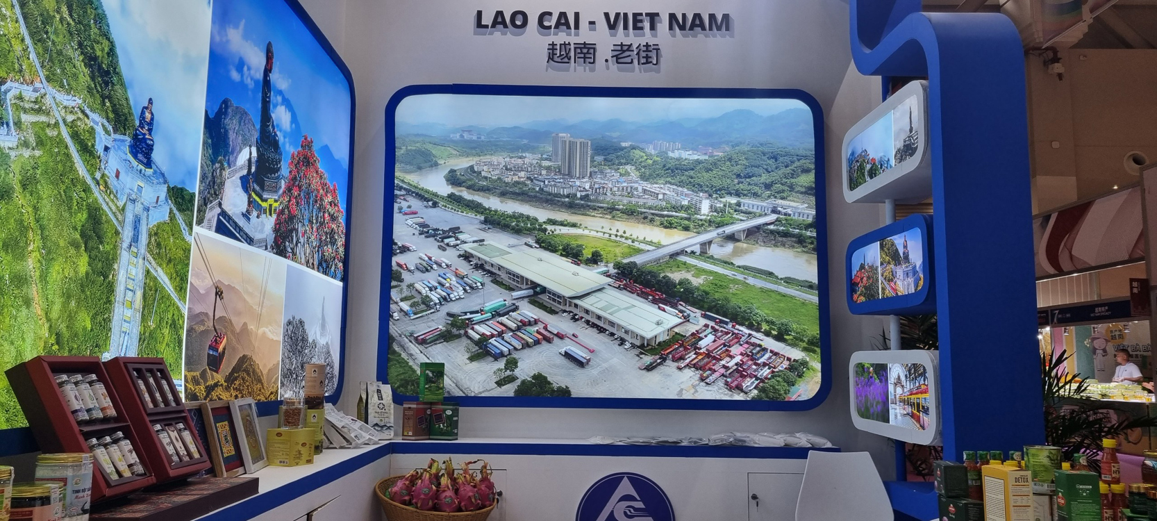 Khu trưng bày giới thiệu những tiềm năng, thế mạnh và sản phẩm đặc hữu của Lào Cai. T7.jpg