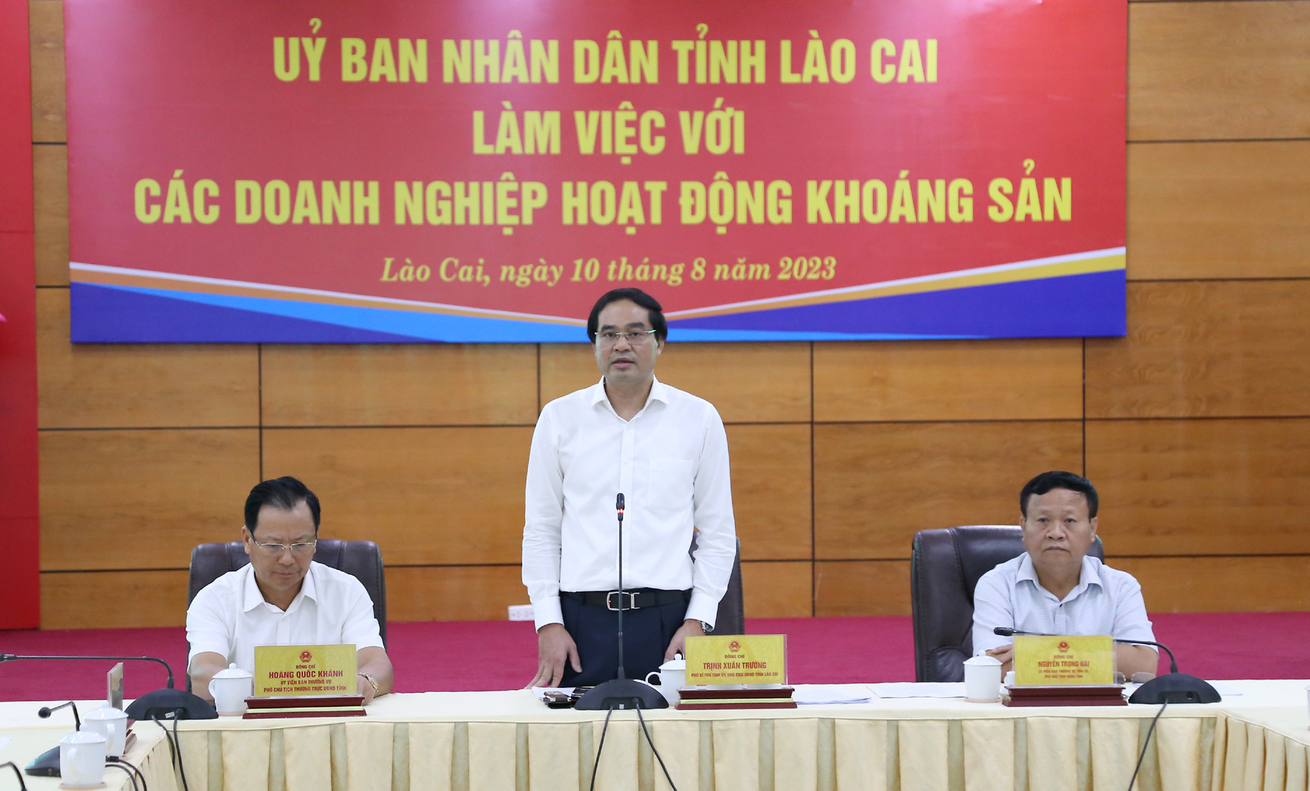 Chủ tịch UBND tỉnh Trịnh Xuân Trường phát biểu tại hội nghị. DN11.jpg