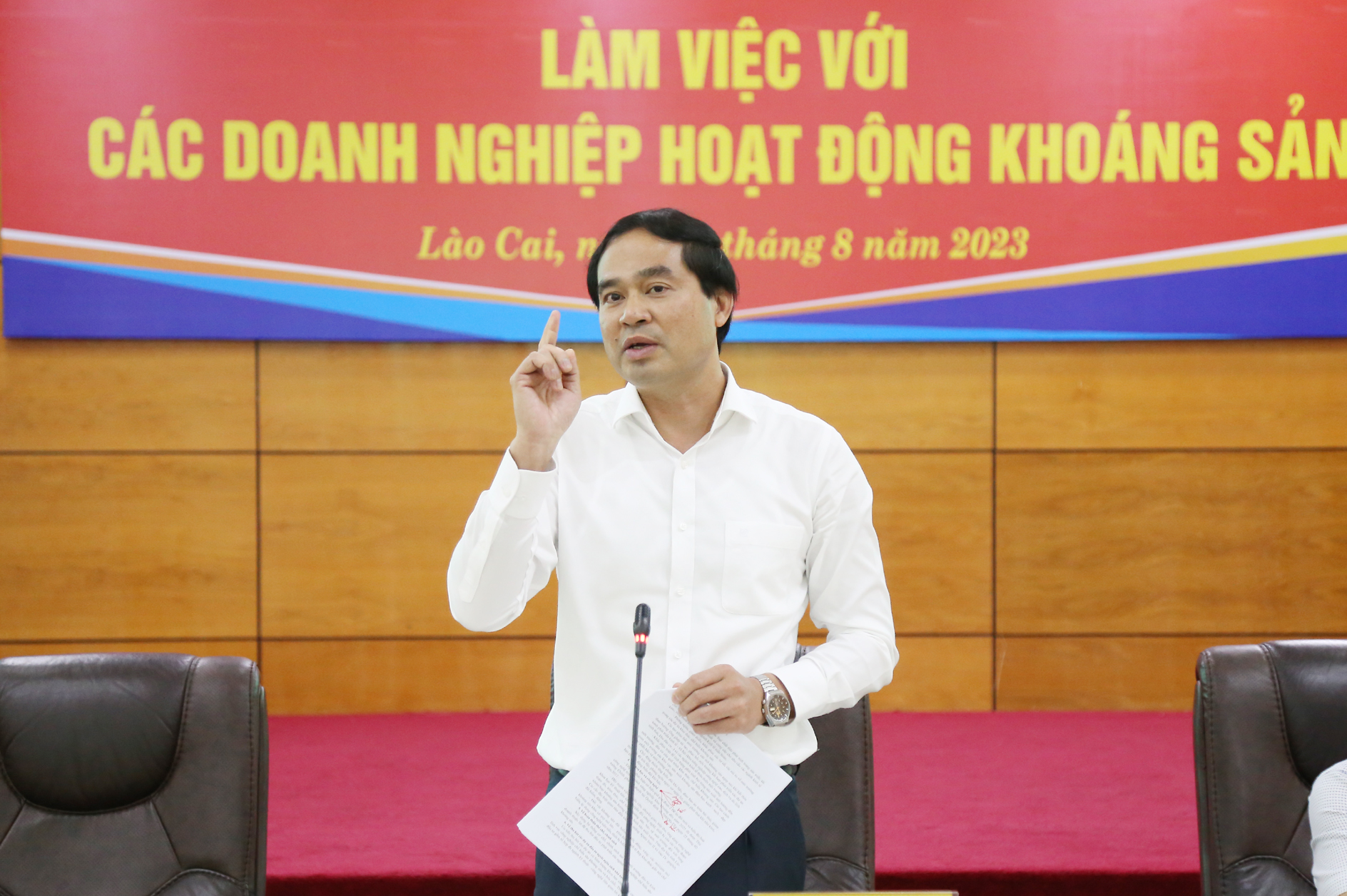 Chủ tịch UBND tỉnh Trịnh Xuân Trường kết luận buổi làm việc. DN2.jpg