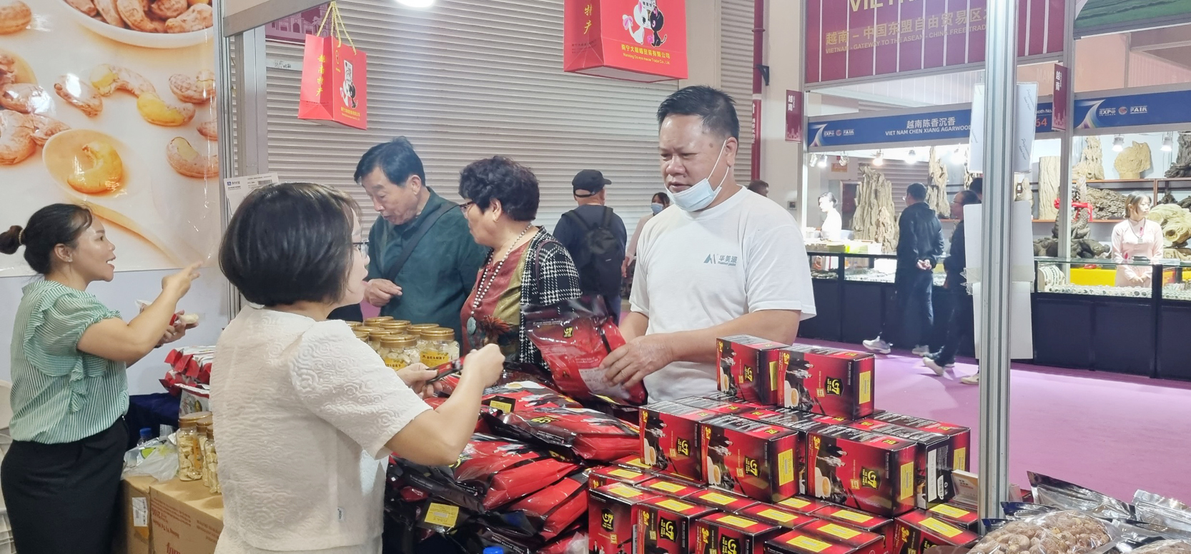 Lào Cai hỗ trợ 25 doanh nghiệp trong và ngoài tỉnh tham gia hội chợ. T5.jpg