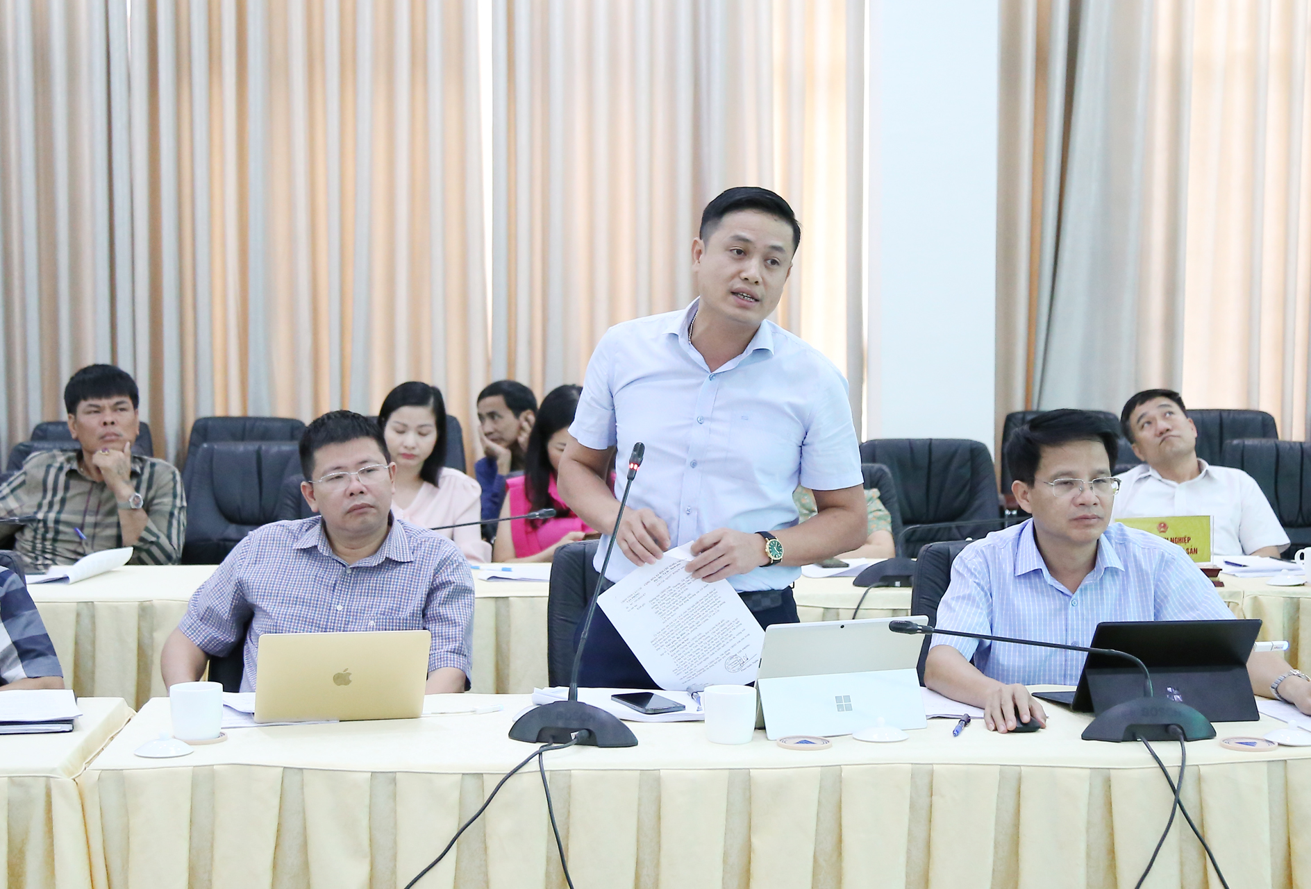 Lãnh đạo huyện Bát Xát đề nghị doanh nghiệp phối hợp chặt chẽ với chính quyền địa phương trong công tác bồi thường giải phóng mặt bằng. DN3.jpg