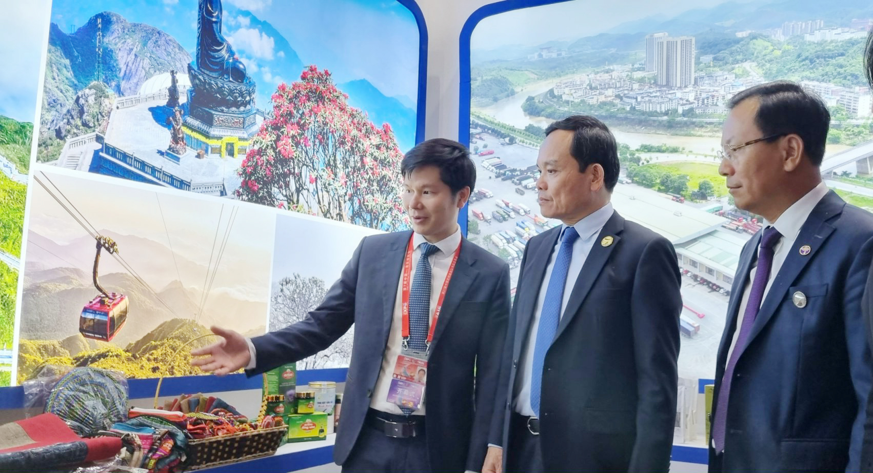 Phó Thủ tướng Trần Lưu Quang thăm gian hàng của Lào Cai tại hội chợ. T1.jpg