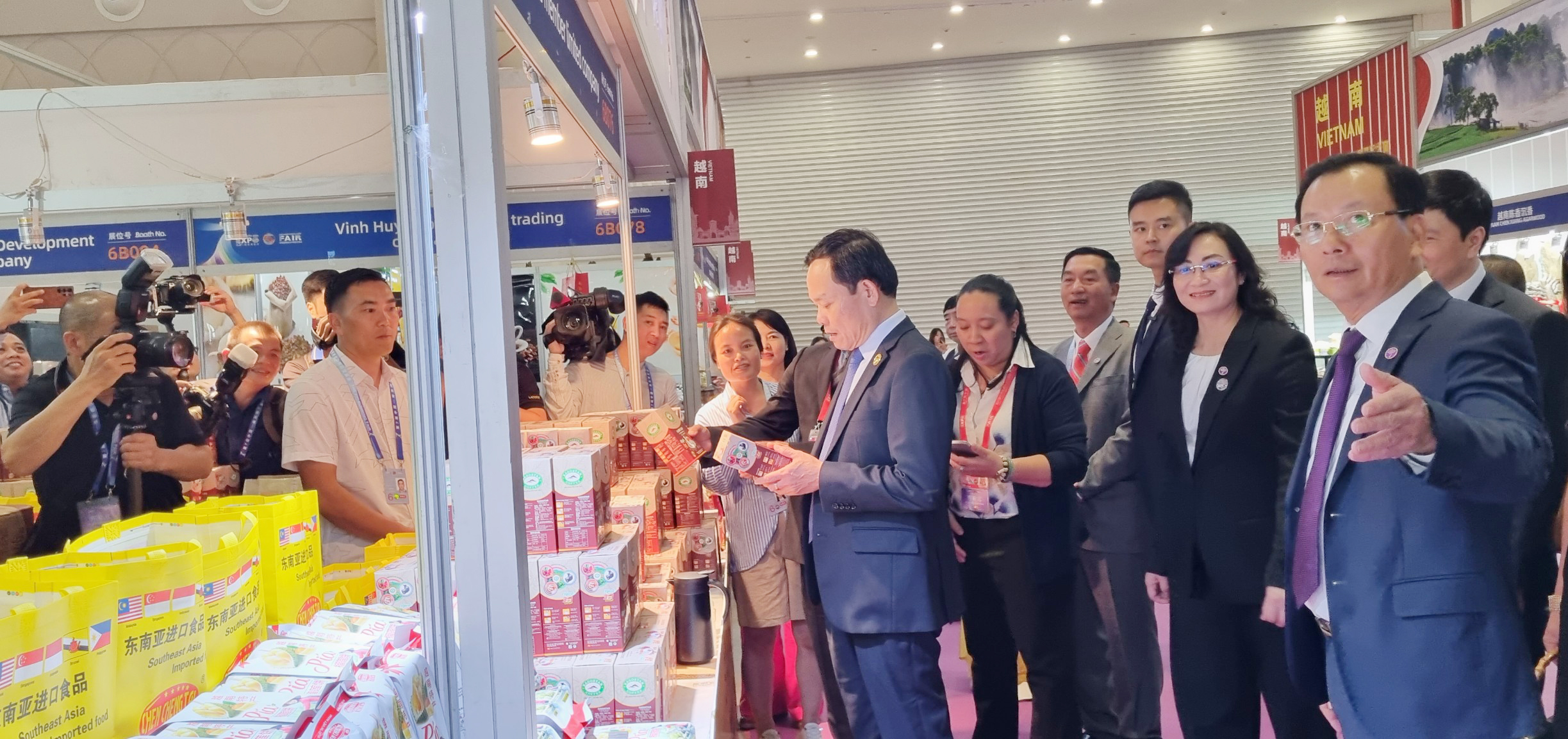 Phó Chủ tịch Thường trực UBND tỉnh Hoàng Quốc Khánh hướng dẫn Đoàn công tác của Việt Nam tham quan gian hàng của tỉnh Lào Cai tại hội chợ. T11.jpg