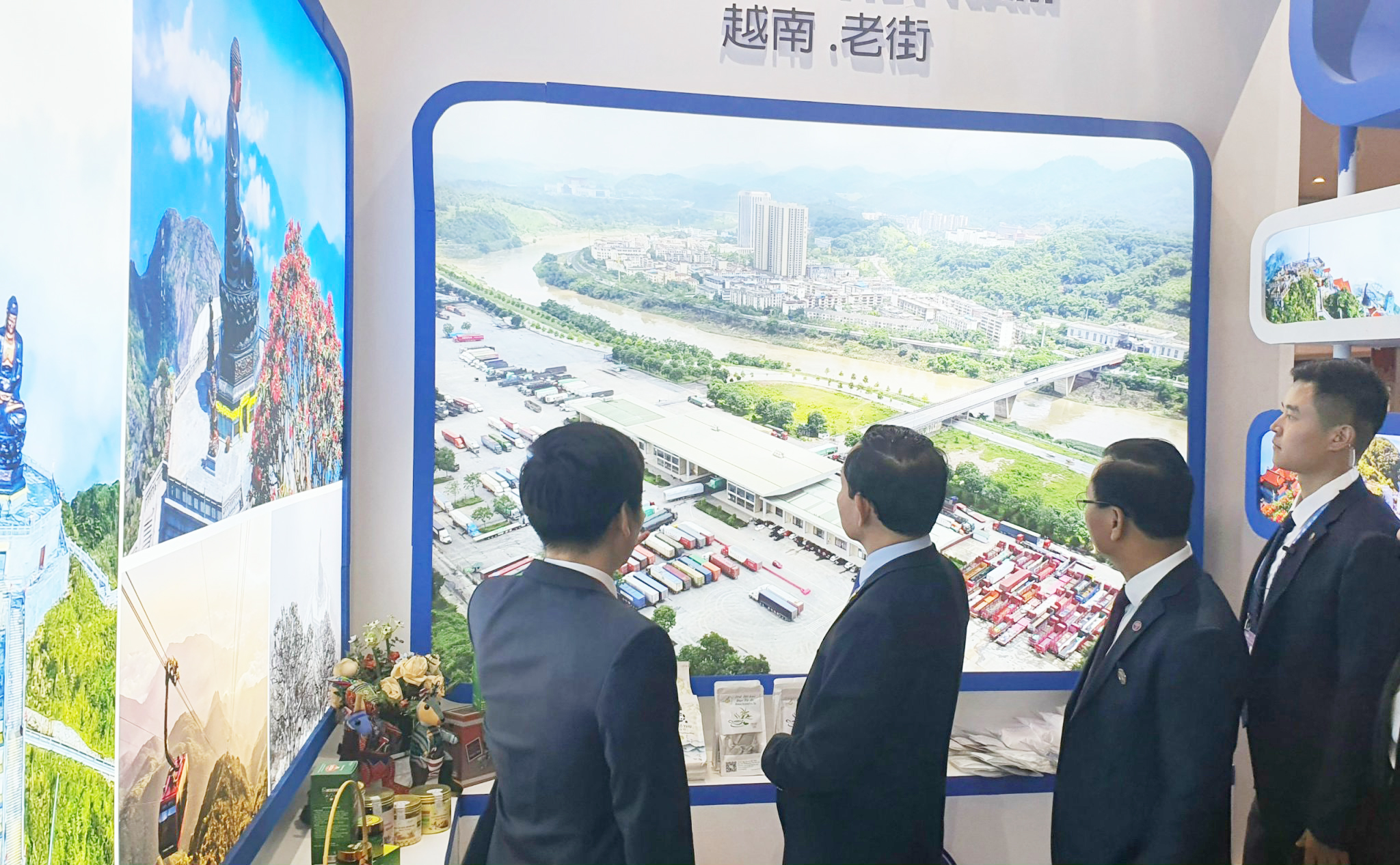 Giới thiệu với các đại biểu về vai trò cầu nối của Lào Cai với vùng Tây Nam, Trung Quốc. T3.jpg