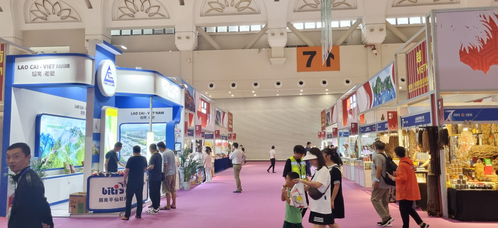 Gian hàng trưng bày sản phẩm của Lào Cai. T8.jpg