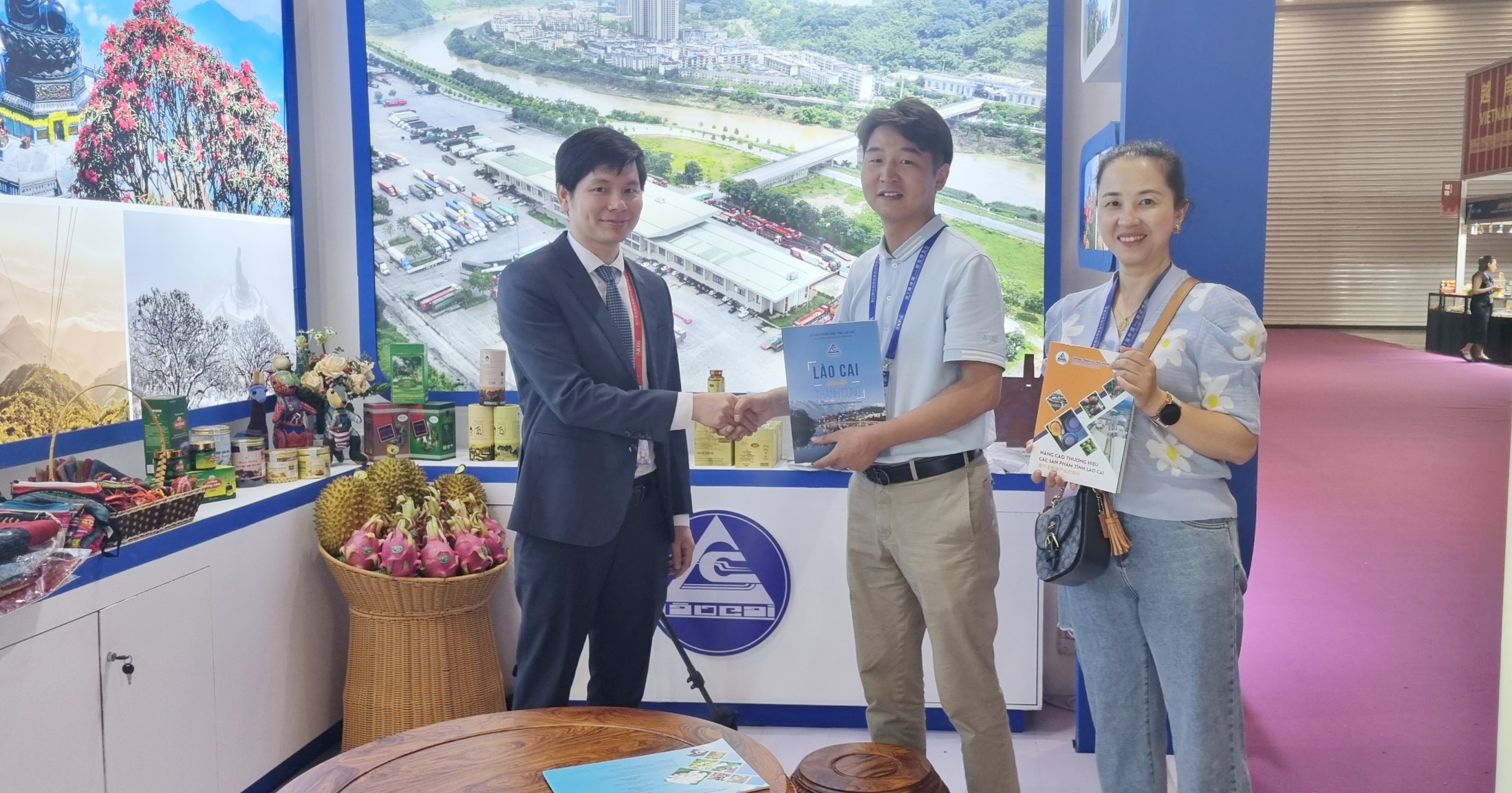Lãnh đạo Sở Công Thương tỉnh Lào Cai trao tặng đối tác tài liệu giới thiệu về Lào Cai. T12.jpg