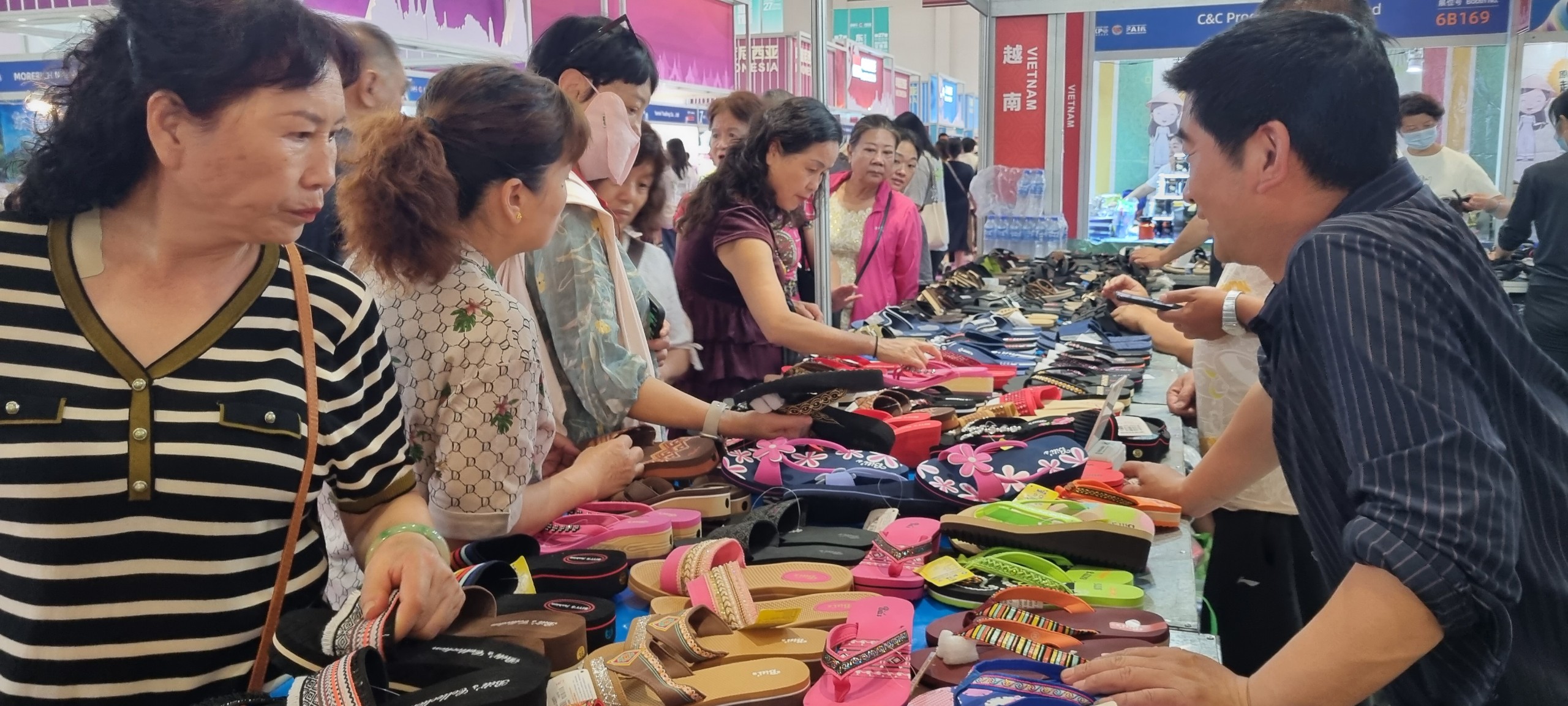 Các gian hàng của doanh nghiệp mà Lào Cai hỗ trợ tham gia hội chợ luôn thu hút đông khách. T13.jpg