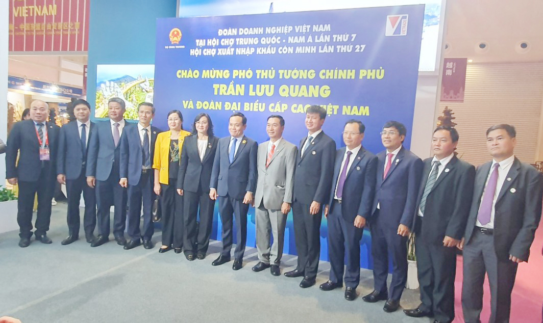Đoàn đại biểu cấp cao của Việt Nam chụp ảnh lưu niệm. T5.jpg