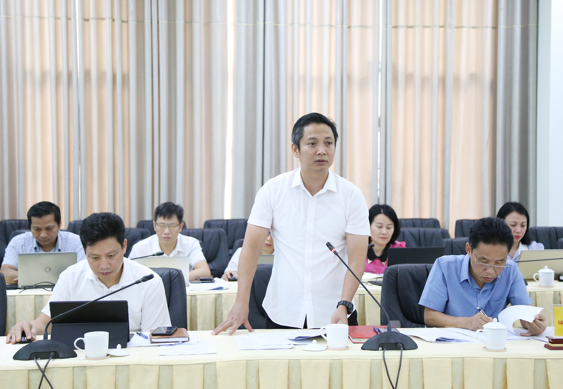 Lãnh đạo Sở Tài nguyên và Môi trường báo cáo việc thăm dò, khai thác khoáng sản làm vật liệu xây dựng thông thường. DN7.jpg