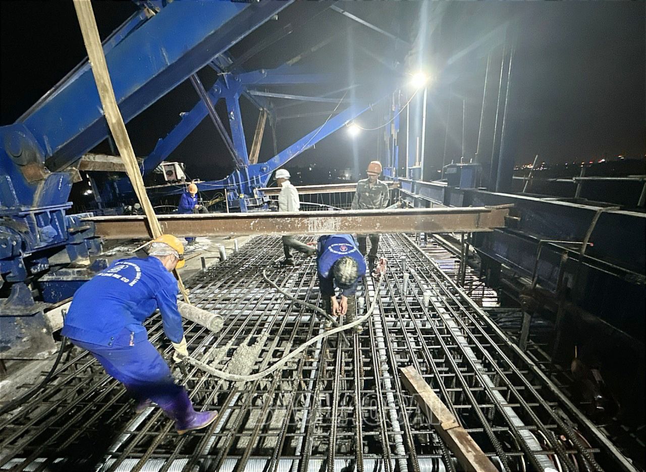 Để đảm bảo tiến độ theo kế hoạch đề ra, nhà thầu thi công cả ngày lẫn đêm. C10.jpg