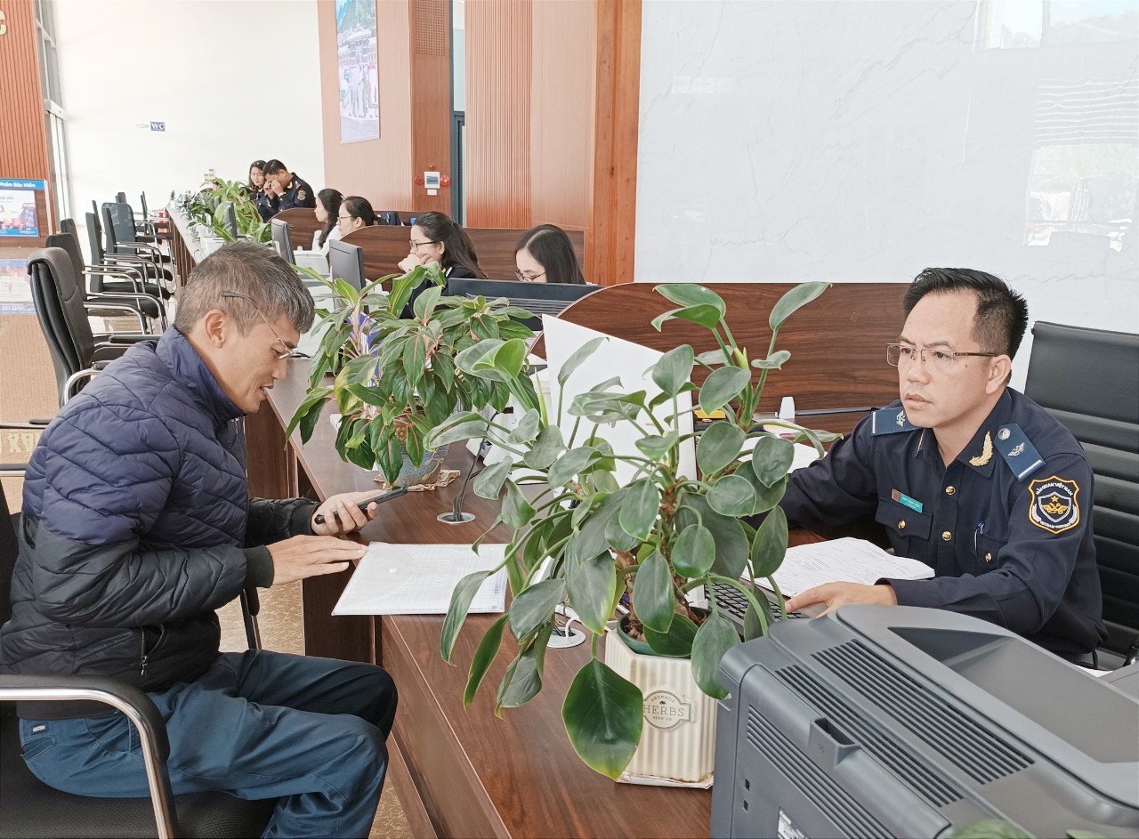 Doanh nghiệp làm thủ tục hải quan tại Trung tâm Dịch vụ hành chính công tại Cửa khẩu Quốc tế đường bộ số II Kim Thành. H2.jpg