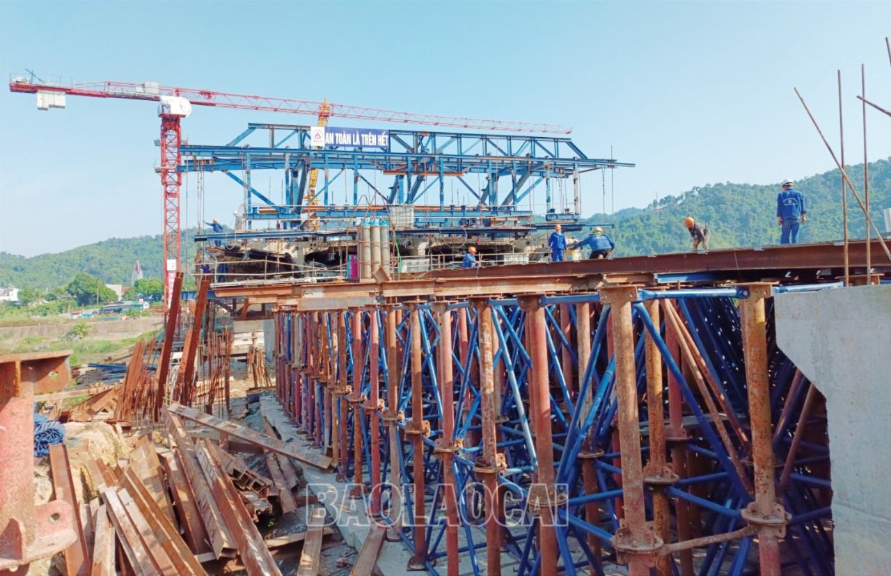 Cầu Phú Thịnh - cây cầu thứ 9 bắc qua sông Hồng trên địa bàn tỉnh Lào Cai đang được đẩy nhanh tiến độ thi công. C18.jpg