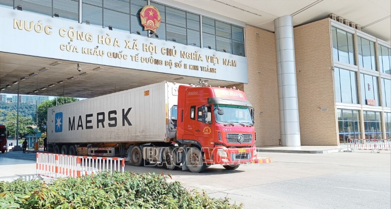 Hoạt động xuất - nhập khẩu hàng hoá qua Cửa khẩu Quốc tế đường bộ số II Kim Thành. H1.jpg