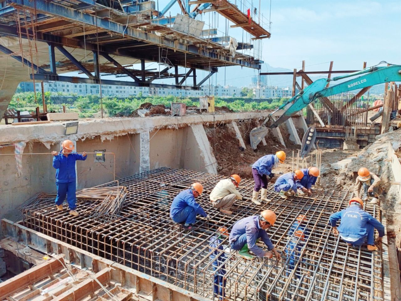 Nhà thầu đang huy động hơn 100 kỹ sư, công nhân và nhiều máy móc, thiết bị tăng tốc thi công các hạng mục của dự án. C22.jpg