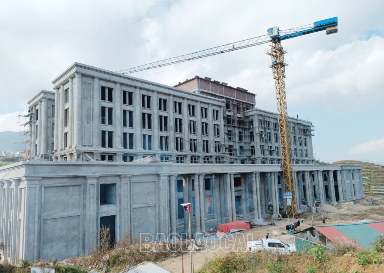 Dự án Trụ sở làm việc các cơ quan hành chính thị xã Sa Pa sau khi được bổ sung nhà thầu phụ nên tiến độ thi công đang được đẩy nhanh. C5.jpg