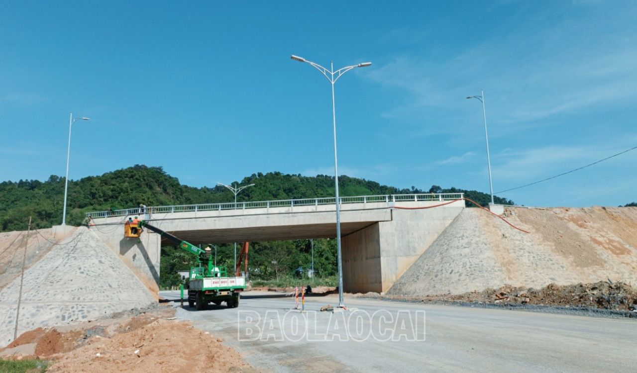 Thảm bê tông nhựa mặt đường và lắp đặt hệ thống điện chiếu sáng, biển báo. C21.jpg