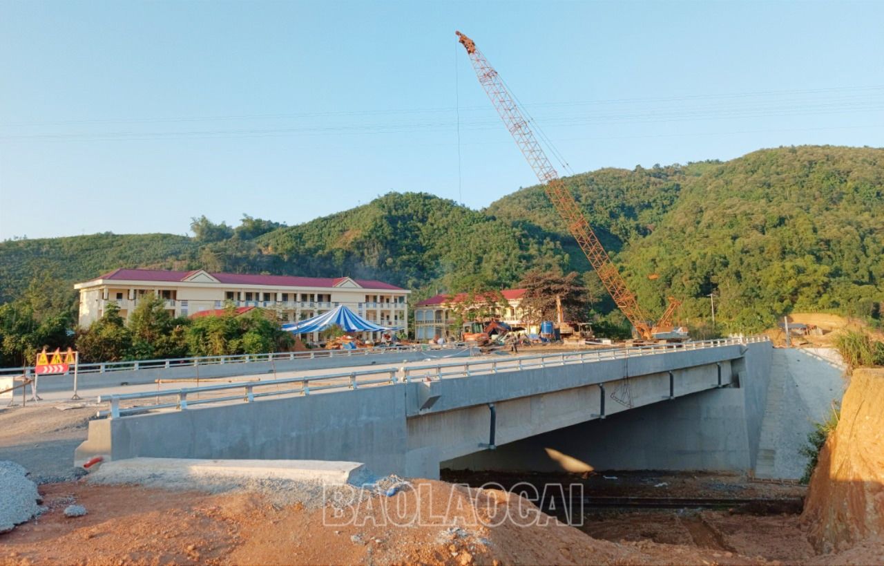 Cầu vượt đường sắt thuộc đường M1 đã hoàn thành. C3.jpg