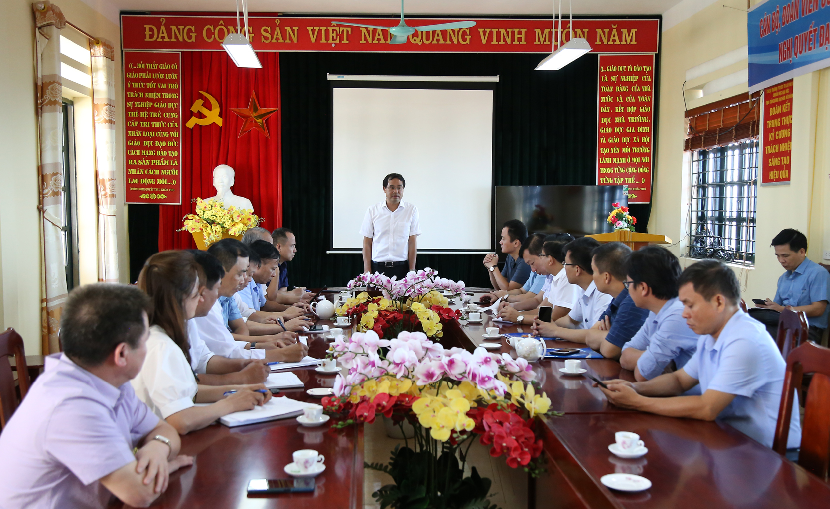 Chủ tịch UBND tỉnh phát biểu với thầy cô giáo các trường học tại xã La Pan Tẩn. T13.jpg