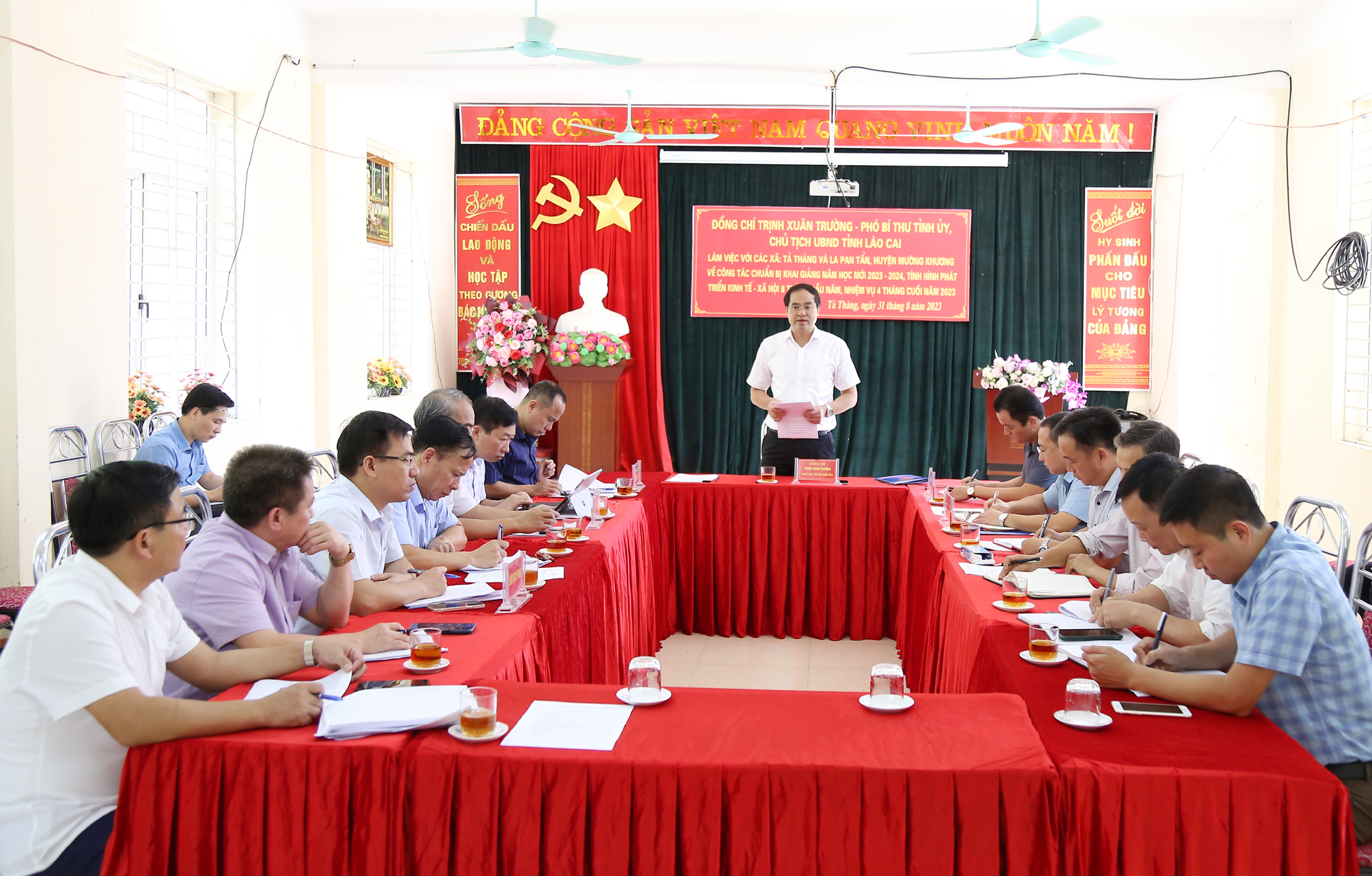 Chủ tịch UBND tỉnh phát biểu tại buổi làm việc với xã La Pan Tẩn và xã Tả Thàng. M2.jpg