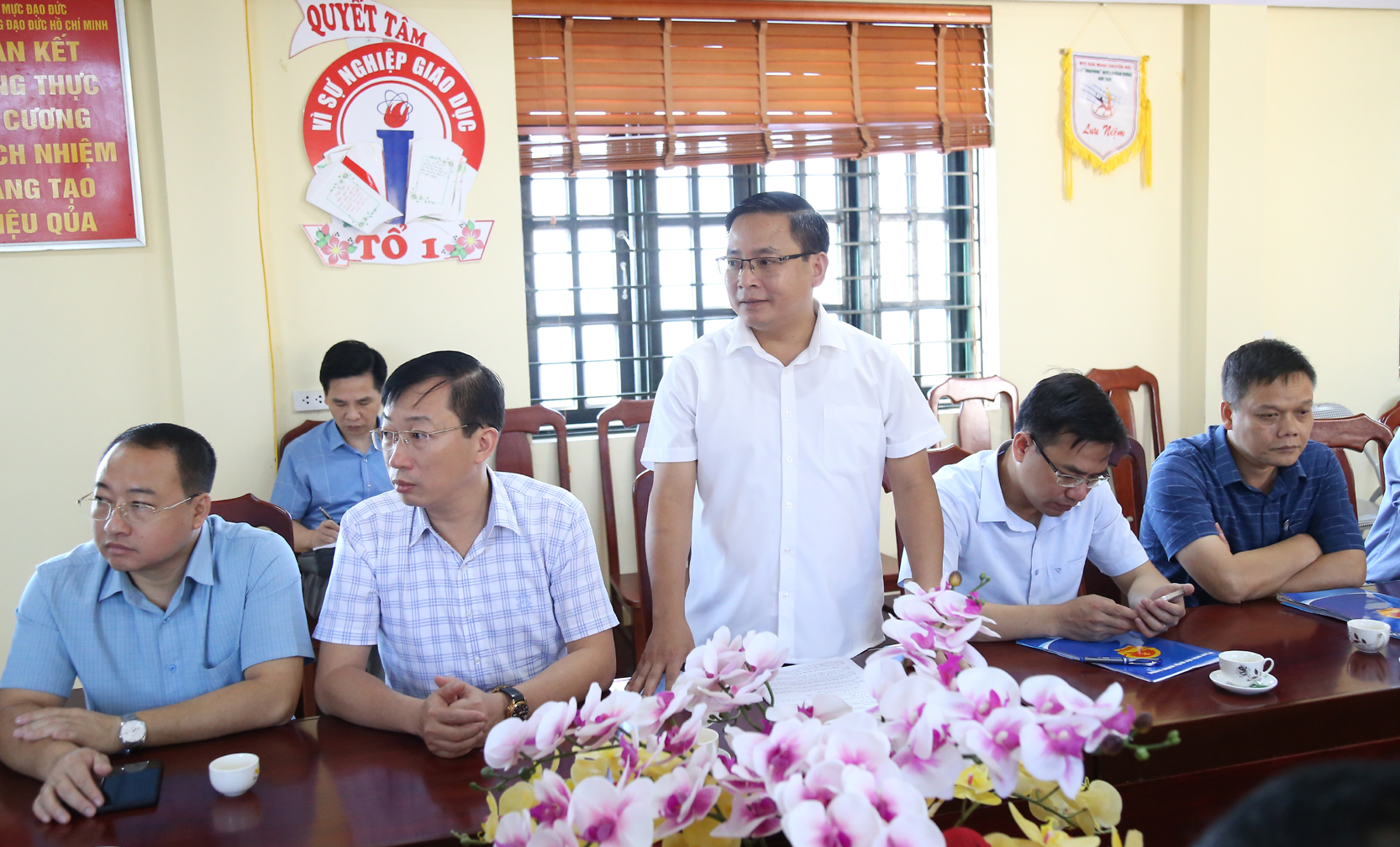 Lãnh đạo Phòng Giáo dục và Đào tạo huyện Mường Khương báo cáo công tác chuẩn bị năm học mới của huyện. T15.jpg