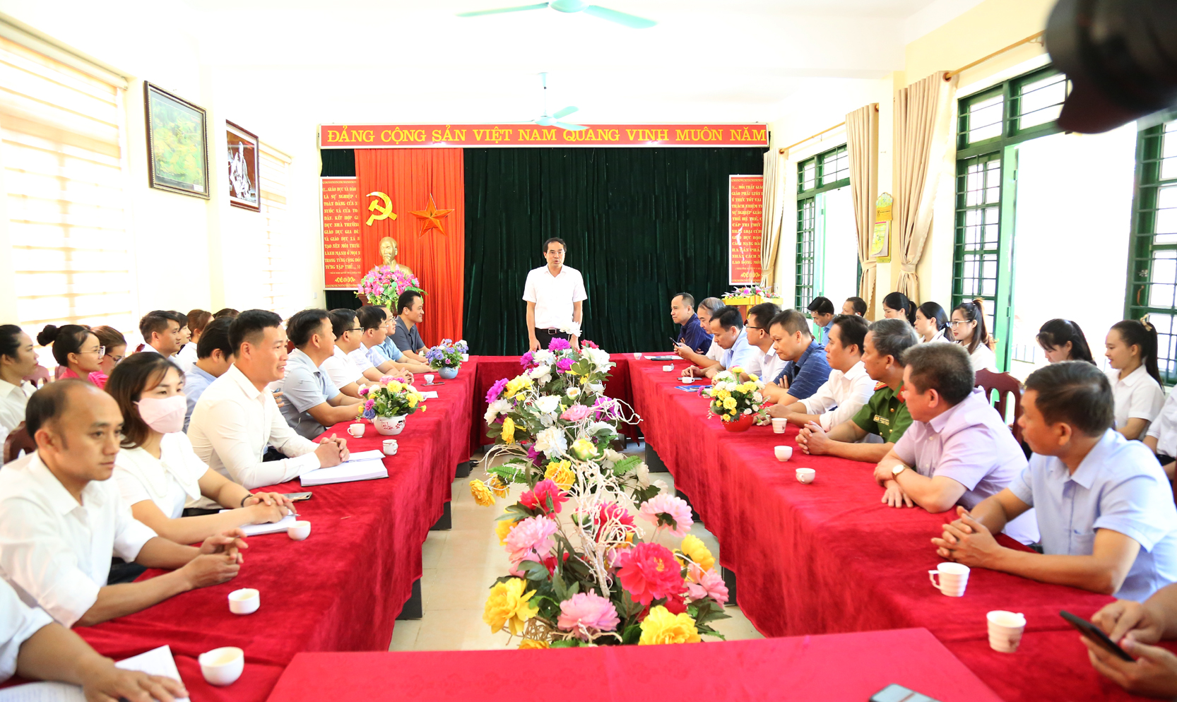 Chủ tịch UBND tỉnh phát biểu với thầy cô giáo các trường học xã Tả Thàng. T1.jpg