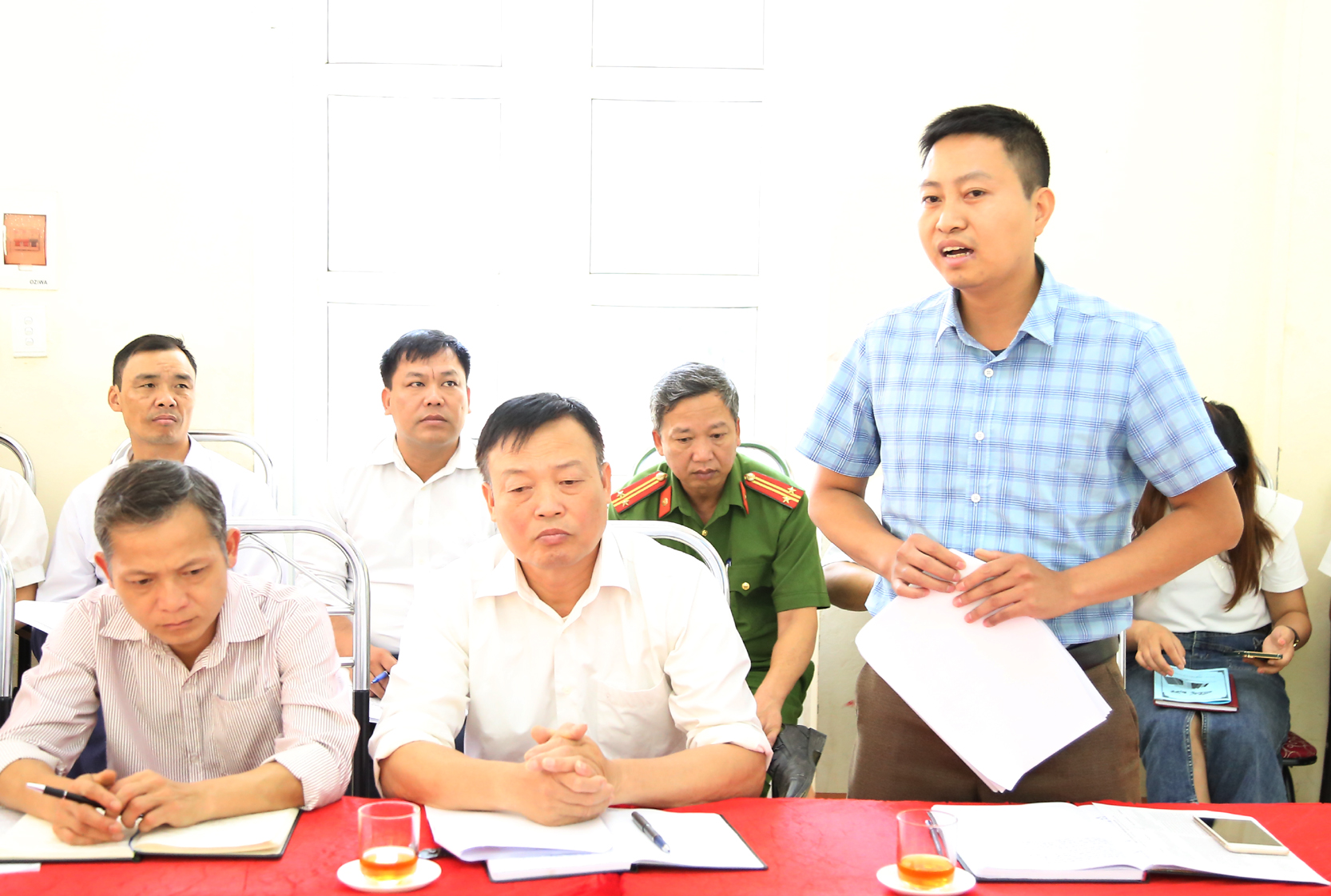 Lãnh đạo xã La Pan Tẩn báo cáo tình hình thực hiện nhiệm vụ phát triển kinh tế - xã hội. M4.jpg